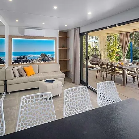 Premium Homes Santa Marina, Lanterna